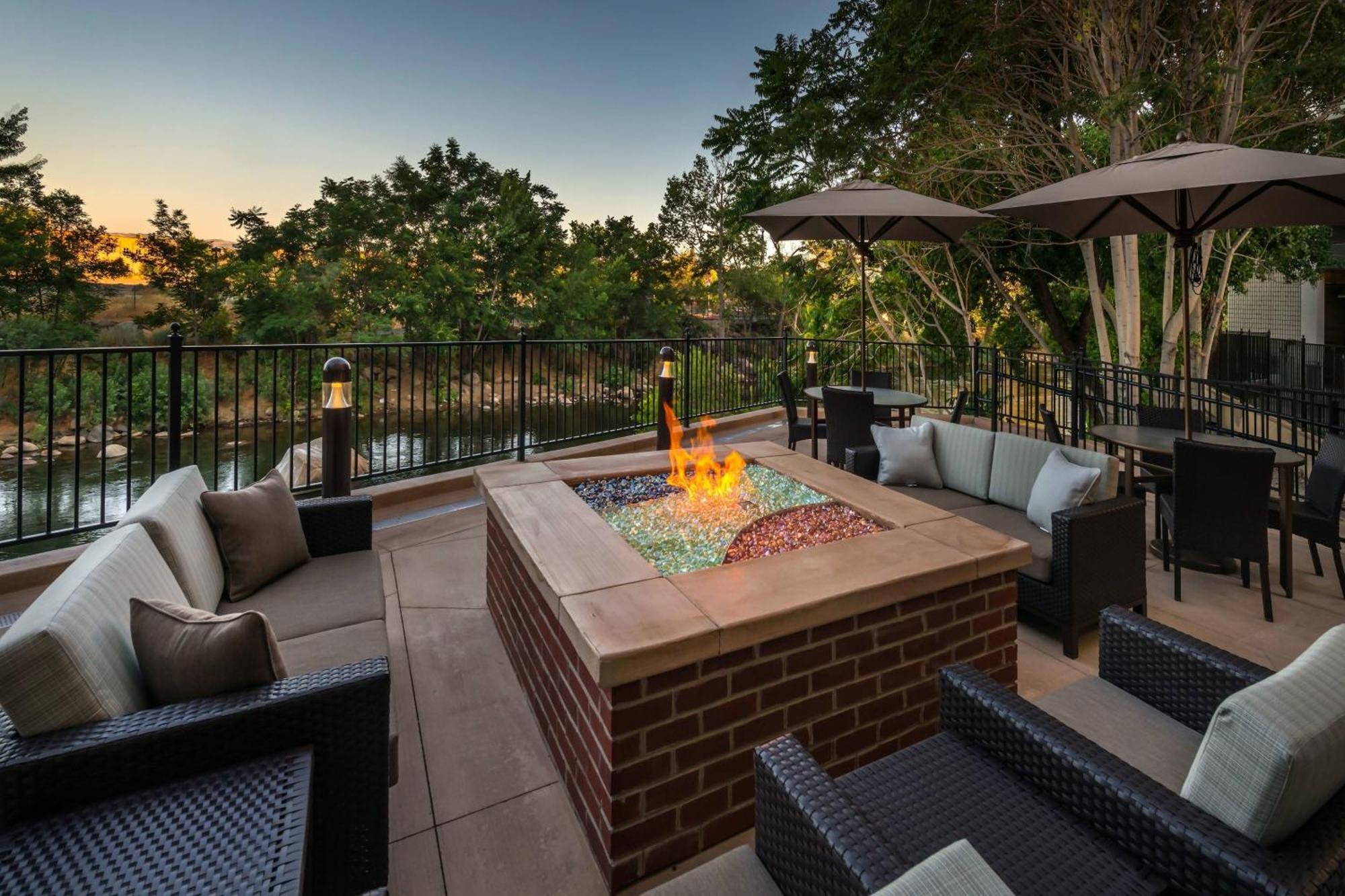 Courtyard By Marriott Reno Downtown/Riverfront Bagian luar foto